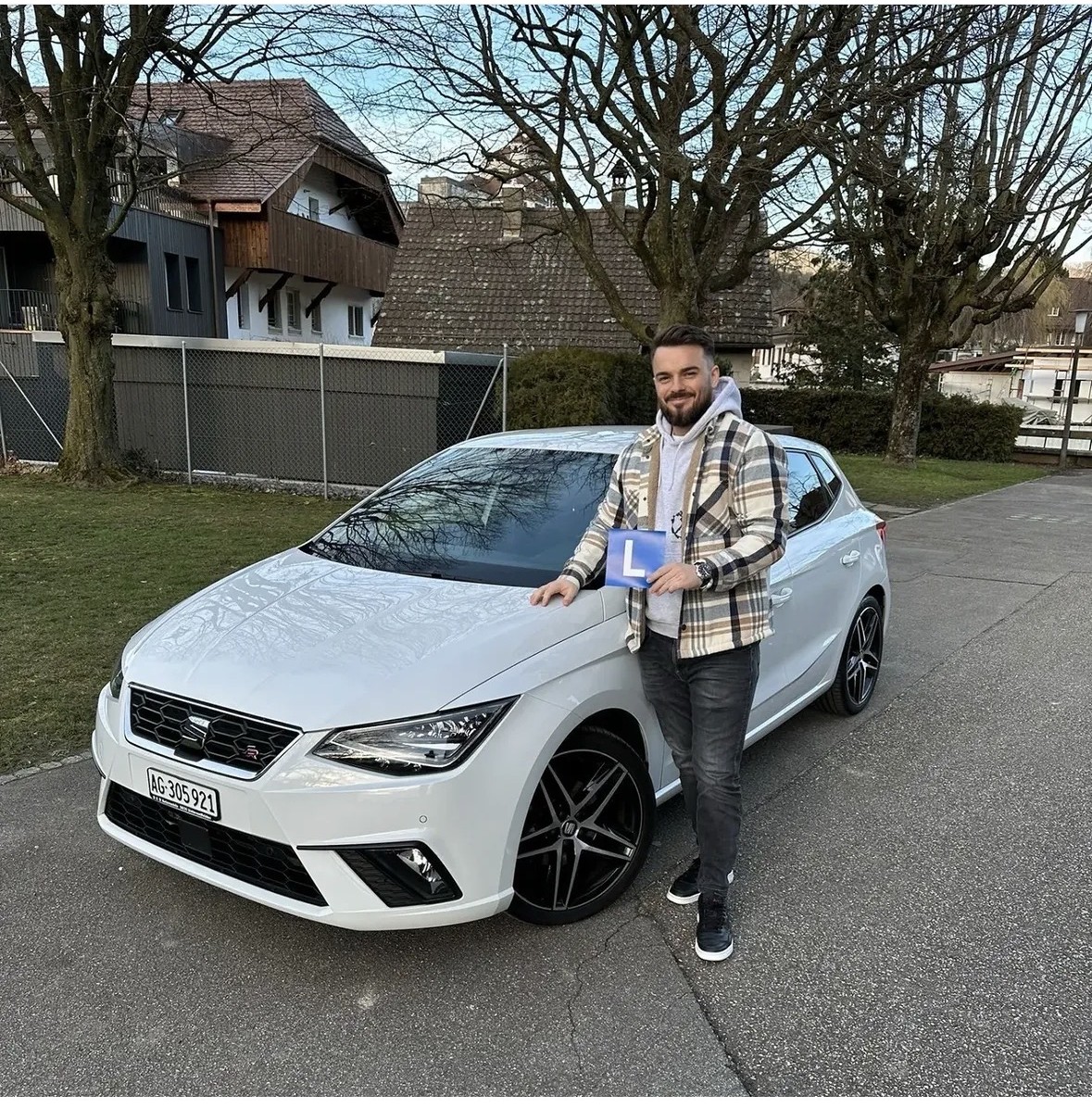 Florent, eidg. dipl. Fahrlehrer, vor seinem Fahrschulauto